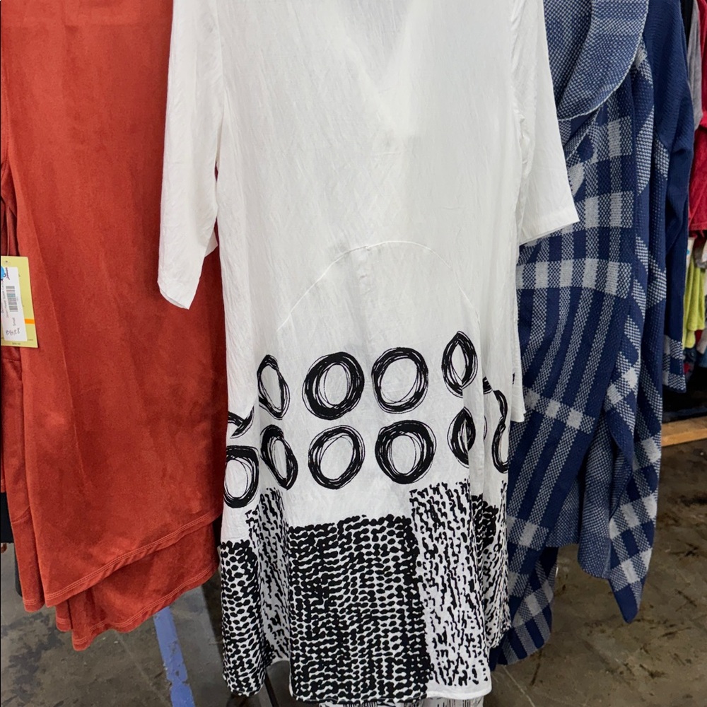 Chic White and Black Circle Dress - Picture 5 of 6